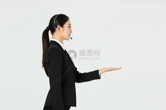 年轻美女客服伸手侧面展示图片