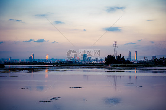 云南昆明夕阳落日晚霞城市湖泊图片