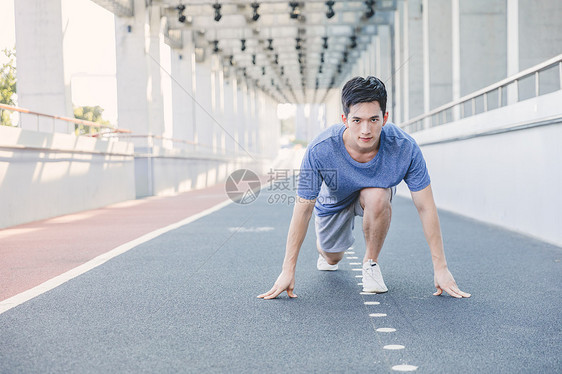 男性户外跑前预备图片