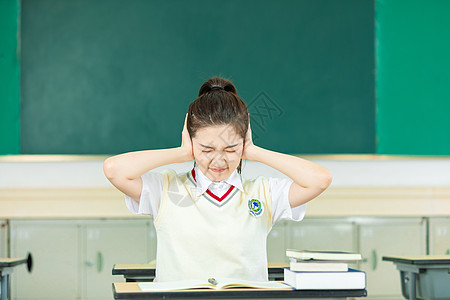 美女高中生双手堵住耳朵图片