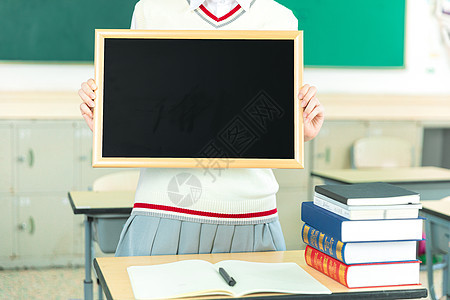 清新女高中生手拿黑板特写图片