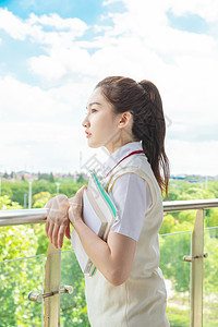 清新美女高中生在阳台远望图片