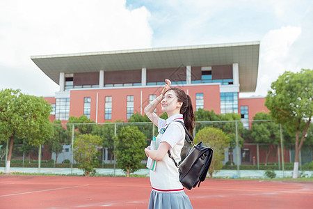 清新女高中生在操场散步图片