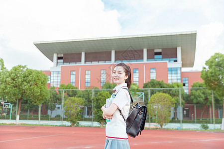 清新女高中生在操场散步图片