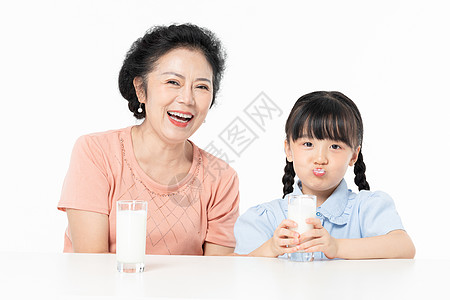 奶奶和孙女一起喝牛奶图片