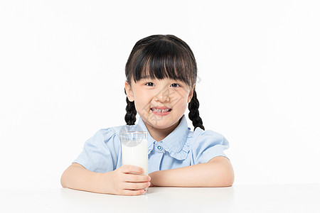 小女孩喝牛奶背景图片