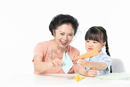 奶奶和孙女一起折纸飞机图片