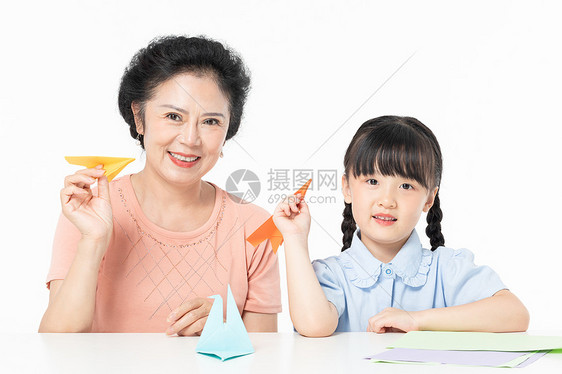 奶奶和孙女一起折纸飞机图片
