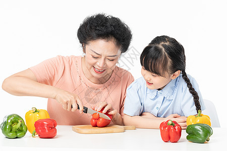 奶奶和孙女一起切菜图片