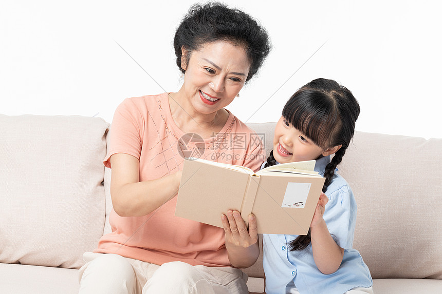 孙女和奶奶在沙发上看书图片