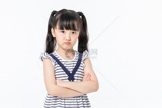 小女孩生气双手抱在胸前图片