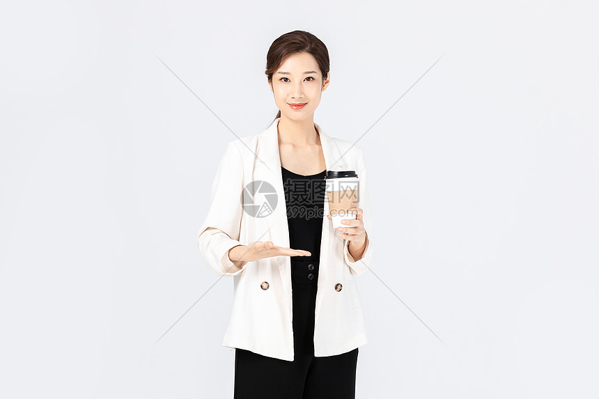 手拿咖啡的商务女性图片