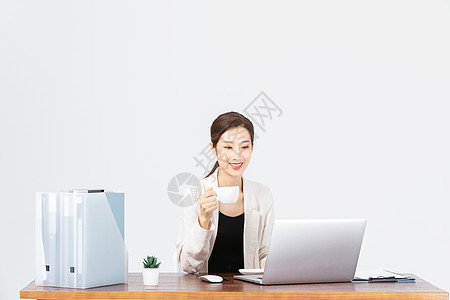 办公室女性喝咖啡图片