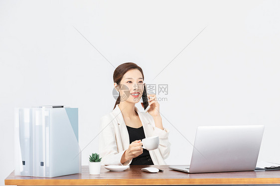 在办公室打电话的商务女性图片
