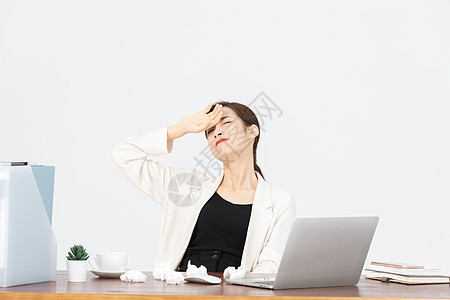 办公桌前身体不舒服的商务女性图片
