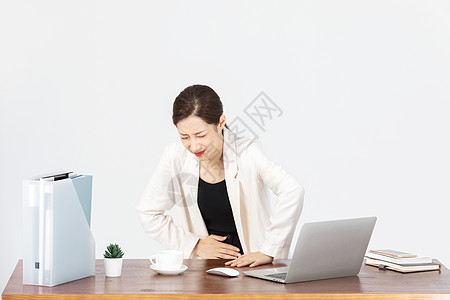 办公桌前身体不舒服的商务女性高清图片