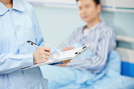 护士记录病人身体状况手部特写图片