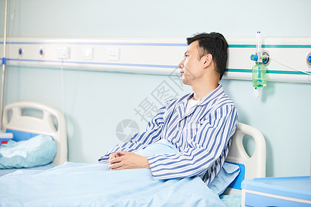 男性健康男病人坐在医院病床背景