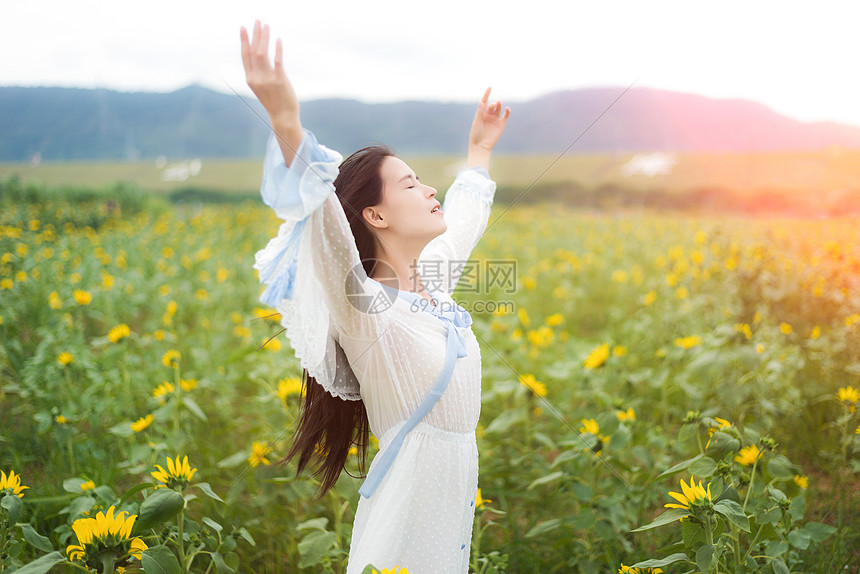 向日葵女孩拥抱自然图片