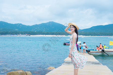 深圳西冲沙滩上的少女背景图片