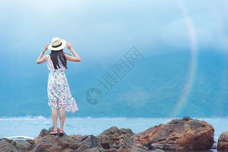 深圳西冲情人岛礁石上的少女背影图片