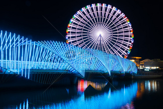 青岛城市风光摩天轮夜景图片