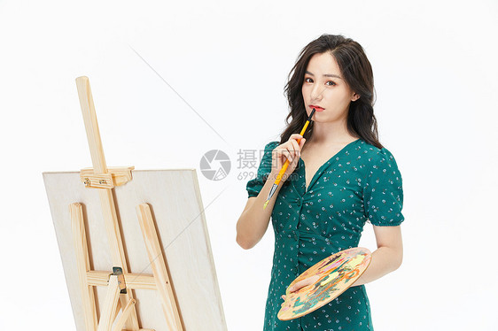 美女画家绘画思考形象图片