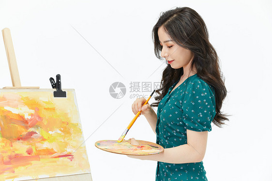 美女画家专心创作水彩侧面图片