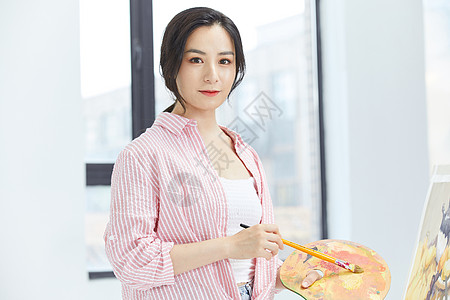 彩绘人物美女画家认真绘画形象背景