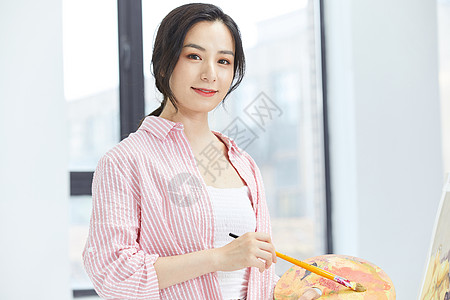 美女画家认真绘画形象图片