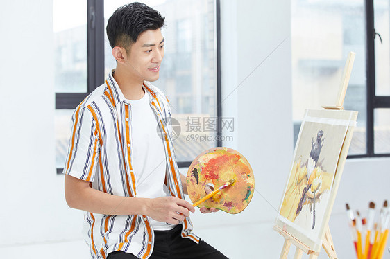 男画家绘画形象图片