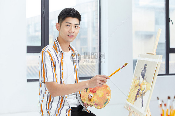 男画家绘画形象图片