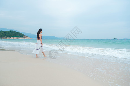 大海沙滩海深圳桔钓沙沙滩上的少女背景