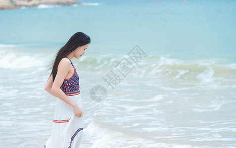 深圳桔钓沙沙滩上的少女背景