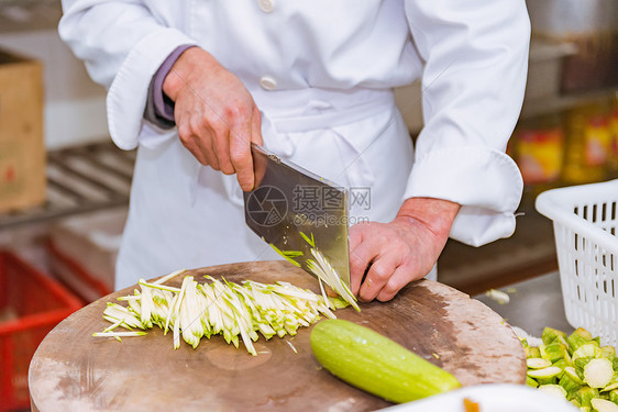 厨师在切菜图片
