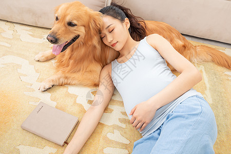 孕妇家居孕妇躺在狗狗身上睡觉背景