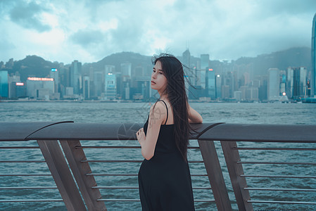 香港维多利亚港旅行的少女图片