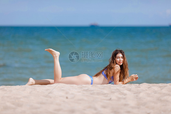 海边美女享受度假图片