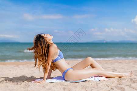 海边美女日光浴背景图片
