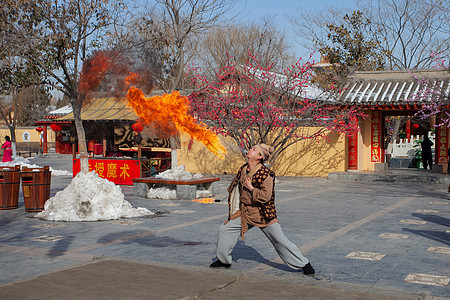 春节庙会杂耍人的喷火表演【媒体用图】（仅限媒体用图使用，不可用于商业用途）图片