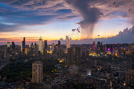 台风暴雨极端天气下的城市夜景风光背景图片