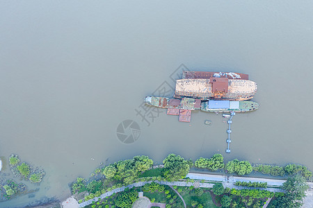 航拍长江边满载货物的物流轮船图片