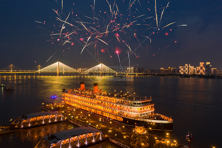 烟花四溢的节日城市天空夜景图片