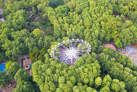 中心公共空间航拍城市公园绿树环绕的摩天轮背景