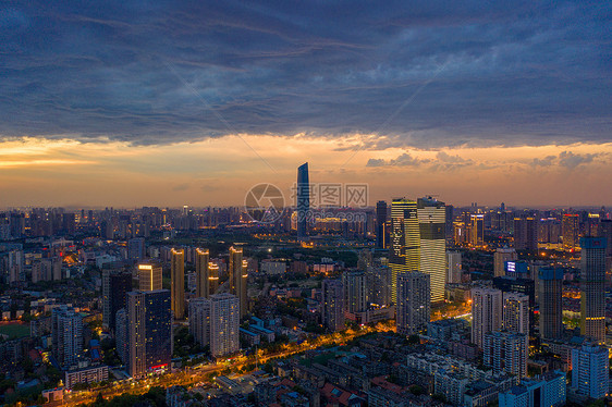 乌云笼罩下的都市夜景风光图片