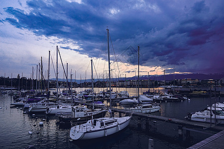 瑞士日内瓦湖港口雨后景观背景图片