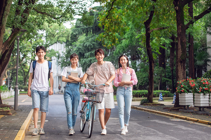 大学生户外休闲散步