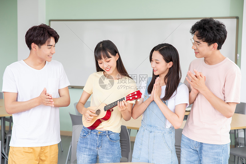 ‘~大学生教室弹吉他  ~’ 的图片