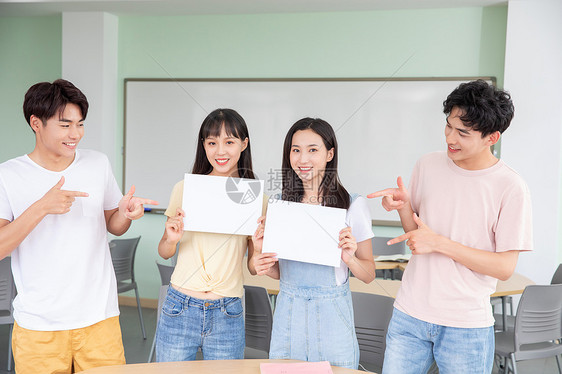 大学生教室拿着白板图片