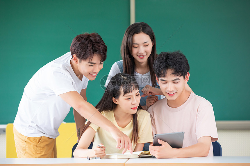 大学生上课平板电脑学习高清图片下载-正版图片501391588-摄图网